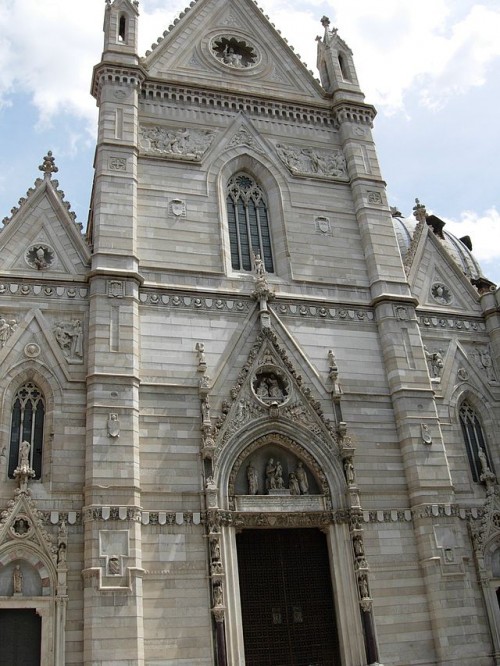 640px-Duomo_di_Napoli_(facciata)