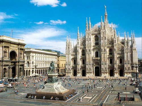 800px-Duomo_de_Milano_-_Foto_entorno_2