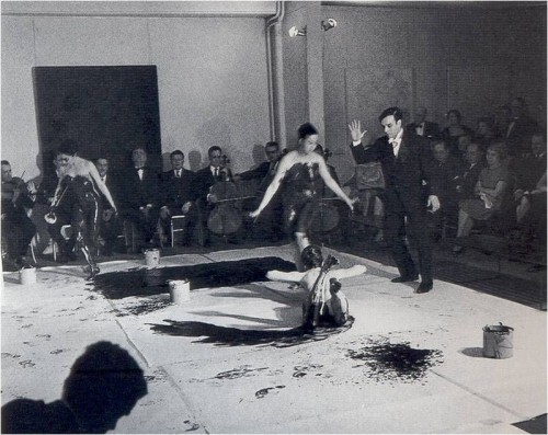 58-yves-klein-antropometria-performance-1960