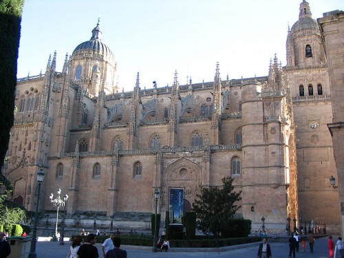 800px-Catedral_de_Salamanca_lateral
