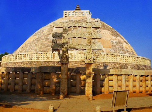 800px-Sanchi_Stupa_from_Eastern_gate,_Madhya_Pradesh