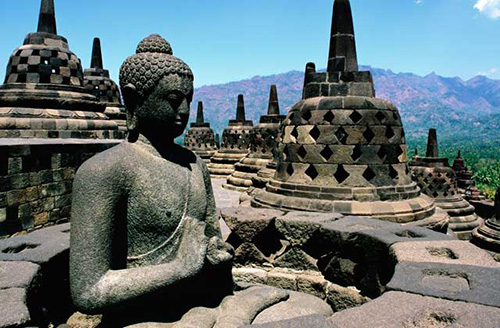 Estatua de Buda y estupas en Borobudur