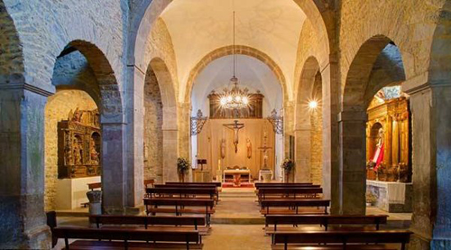 Interior de la iglesia de Santianes de Pravia
