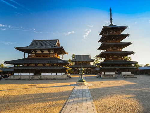 Templo de Horyu-ji, a la izquierda el kondo y a la derecha la pagoda